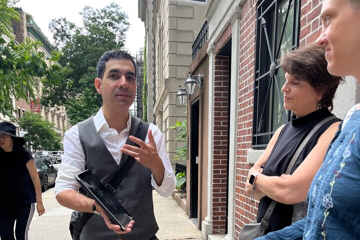 Your guide talking about one of the mansions at the start of the tour